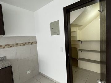 ELEGANTE Y MODERNA CASA