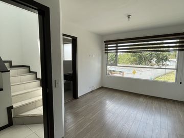 ELEGANTE Y MODERNA CASA