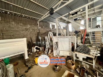 Amplia propiedad con vivienda y nave industrial de venta, Sector Cdla Católica