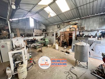 Amplia propiedad con vivienda y nave industrial de venta, Sector Cdla Católica