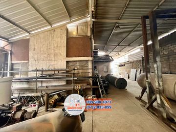 Amplia propiedad con vivienda y nave industrial de venta, Sector Cdla Católica