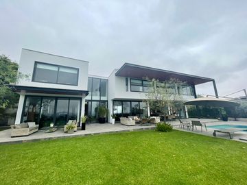 Venta impresionante residencia, a todo lujo. Casuarinas, Surco. la mejor zona de Surco. PARECE ESTRENO