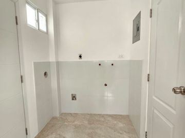 Venta de Casa por Estrenar en la Urb. Casa Laguna, etapa Paradisa cerca del C.C Riocentro El Dorado.