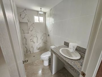 Venta de Casa por Estrenar en la Urb. Casa Laguna, etapa Paradisa cerca del C.C Riocentro El Dorado.