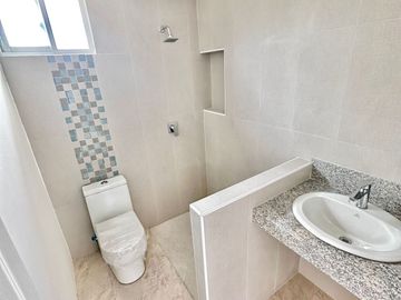 Venta de Casa por Estrenar en la Urb. Casa Laguna, etapa Paradisa cerca del C.C Riocentro El Dorado.