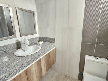 Venta de Casa por Estrenar en la Urb. Casa Laguna, etapa Paradisa cerca del C.C Riocentro El Dorado.