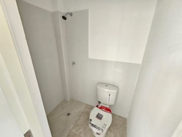 Venta de Casa por Estrenar en la Urb. Casa Laguna, etapa Paradisa cerca del C.C Riocentro El Dorado.