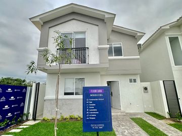 Venta de Casa por Estrenar en la Urb. Casa Laguna, etapa Paradisa cerca del C.C Riocentro El Dorado.