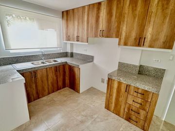 Venta de Casa por Estrenar en la Urb. Casa Laguna, etapa Paradisa cerca del C.C Riocentro El Dorado.