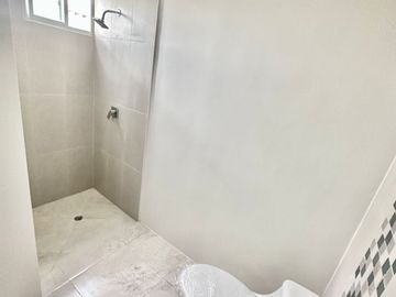 Venta de Casa por Estrenar en la Urb. Casa Laguna, etapa Paradisa cerca del C.C Riocentro El Dorado.