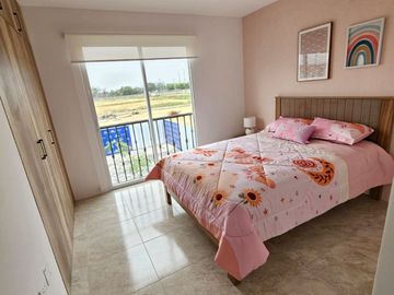 Venta de Casa por Estrenar en la Urb. Casa Laguna, etapa Paradisa cerca del C.C Riocentro El Dorado.