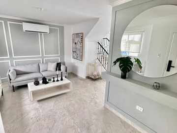 Venta de Casa por Estrenar en la Urb. Casa Laguna, etapa Paradisa cerca del C.C Riocentro El Dorado.