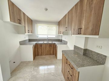 Venta de Casa por Estrenar en la Urb. Casa Laguna, etapa Paradisa cerca del C.C Riocentro El Dorado.