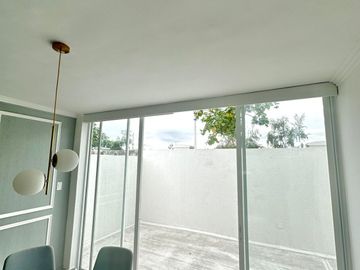 Venta de Casa por Estrenar en la Urb. Casa Laguna, etapa Paradisa cerca del C.C Riocentro El Dorado.