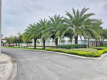 Venta de Casa por Estrenar en la Urb. Casa Laguna, etapa Paradisa cerca del C.C Riocentro El Dorado.