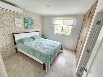 Venta de Casa por Estrenar en la Urb. Casa Laguna, etapa Paradisa cerca del C.C Riocentro El Dorado.