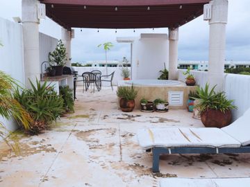 Penthouse con vista a la laguna, jacuzzi y terraza privada, en venta Cancún.