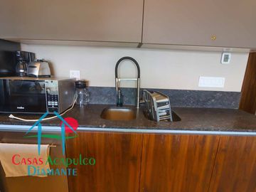 Depa de playa en renta mensual y vacacional. Terraza con vista a los jardines y albercas