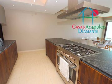 Depa de playa en renta mensual y vacacional. Terraza con vista a los jardines y albercas