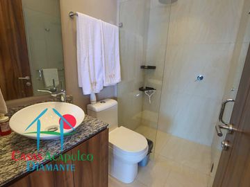 Depa de playa en renta mensual y vacacional. Terraza con vista a los jardines y albercas