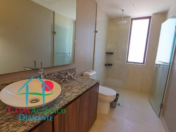 Depa de playa en renta mensual y vacacional. Terraza con vista a los jardines y albercas
