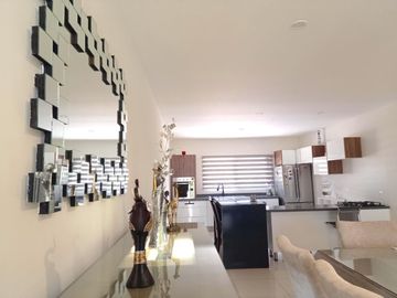 CASA SEMINUEVA, EN FRAC BOSQUE CEDROS A 3 MINUTOS DE PLAZA GALERIAS SUR