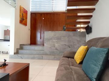 CASA SEMINUEVA, EN FRAC BOSQUE CEDROS A 3 MINUTOS DE PLAZA GALERIAS SUR