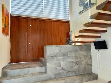 CASA SEMINUEVA, EN FRAC BOSQUE CEDROS A 3 MINUTOS DE PLAZA GALERIAS SUR