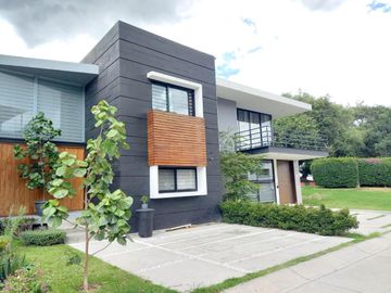 CASA SEMINUEVA, EN FRAC BOSQUE CEDROS A 3 MINUTOS DE PLAZA GALERIAS SUR