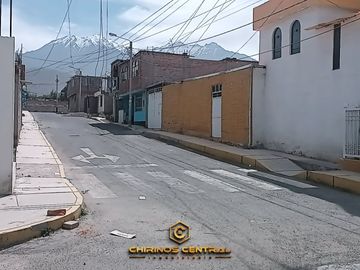 Se Vende Casa con Terreno de 172 m² a Una Cuadra de La Av 53 EL EDEN CERRO COLORADO