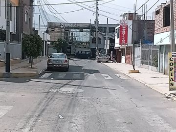 Se Vende Casa con Terreno de 172 m² a Una Cuadra de La Av 53 EL EDEN CERRO COLORADO