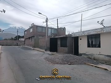Se Vende Casa con Terreno de 172 m² a Una Cuadra de La Av 53 EL EDEN CERRO COLORADO