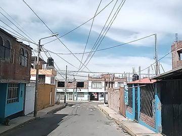 Se Vende Casa con Terreno de 172 m² a Una Cuadra de La Av 53 EL EDEN CERRO COLORADO