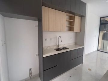 VENTA DE CASA EN ESTRENO DE TRES PISOS EN LA ENTRADA DE LA URB. MONTEBELLO