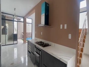 VENTA DE CASA EN ESTRENO DE TRES PISOS EN LA ENTRADA DE LA URB. MONTEBELLO