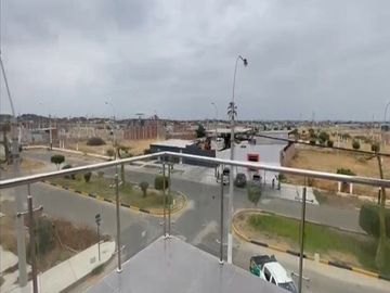 VENTA DE CASA EN ESTRENO DE TRES PISOS EN LA ENTRADA DE LA URB. MONTEBELLO