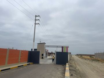 VENTA DE CASA EN ESTRENO DE TRES PISOS EN LA ENTRADA DE LA URB. MONTEBELLO