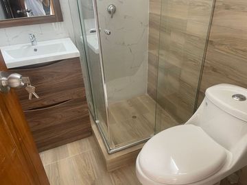 VENTA DE CASA EN ESTRENO DE TRES PISOS EN LA ENTRADA DE LA URB. MONTEBELLO