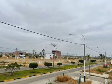 VENTA DE CASA EN ESTRENO DE TRES PISOS EN LA ENTRADA DE LA URB. MONTEBELLO