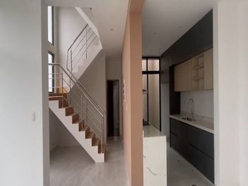 VENTA DE CASA EN ESTRENO DE TRES PISOS EN LA ENTRADA DE LA URB. MONTEBELLO