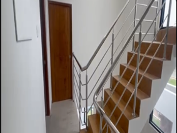 VENTA DE CASA EN ESTRENO DE TRES PISOS EN LA ENTRADA DE LA URB. MONTEBELLO