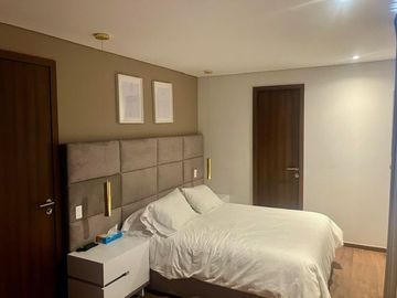 Vía Dorada: Penthouse de Lujo amueblado con Vistas Inigualables