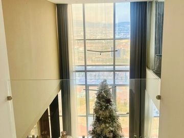 Vía Dorada: Penthouse de Lujo amueblado con Vistas Inigualables