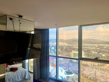 Vía Dorada: Penthouse de Lujo amueblado con Vistas Inigualables