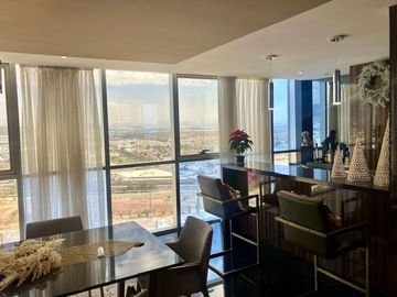Vía Dorada: Penthouse de Lujo amueblado con Vistas Inigualables