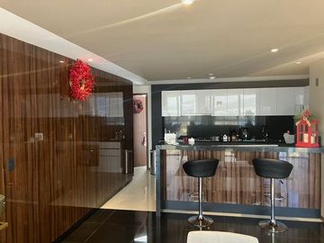 Vía Dorada: Penthouse de Lujo amueblado con Vistas Inigualables