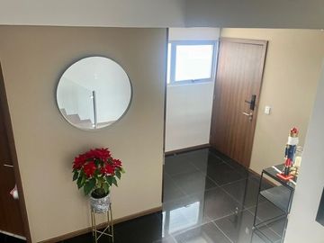 Vía Dorada: Penthouse de Lujo amueblado con Vistas Inigualables