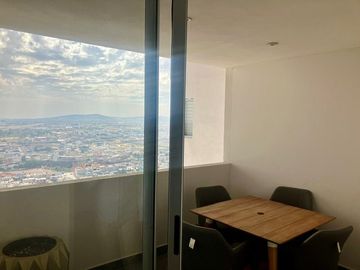 Vía Dorada: Penthouse de Lujo amueblado con Vistas Inigualables