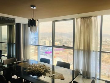 Vía Dorada: Penthouse de Lujo amueblado con Vistas Inigualables