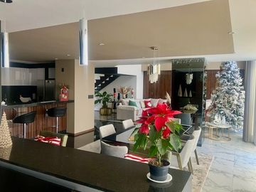 Vía Dorada: Penthouse de Lujo amueblado con Vistas Inigualables